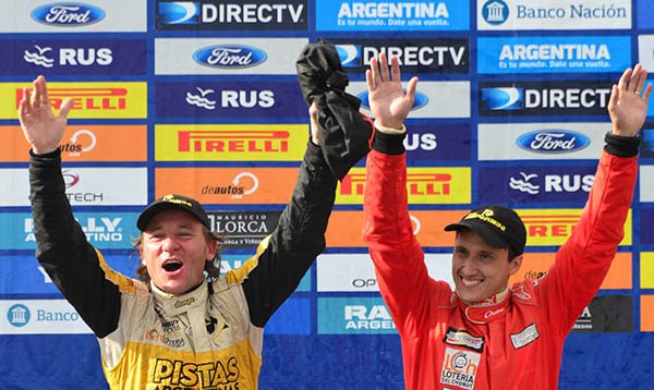 Omar Kovacevich junto a su sobrino Jorge Kovacevich, que lo acompañó en la navegación en las últimas fechas. Lograron el segundo título.