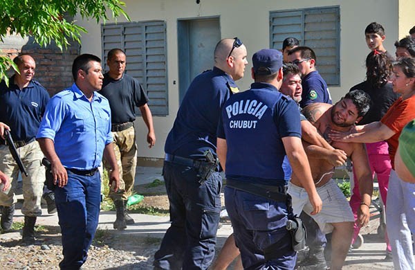 La Policía secuestró un revólver y detuvo a tres sujetos, sospechados de fomentar los conflictos vecinales.