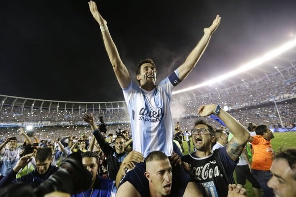 Milito confirmó que quiere seguir 6 meses más luciendo la camiseta de Racing. 