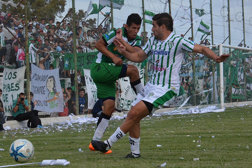Zampini, autor del gol de Germinal, presiona al defensor. La vuelta es el domingo.
