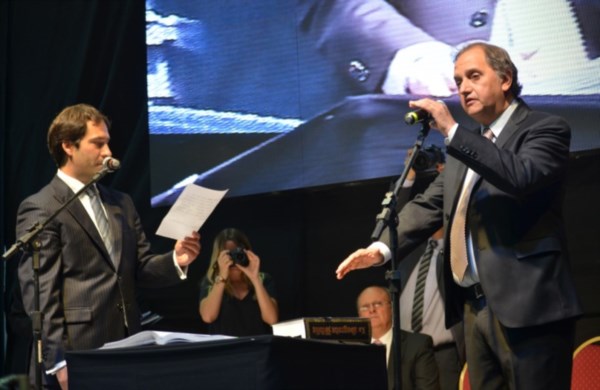 Nuevo ciclo. Linares y un “Sí, juro” muy esperado por las tribunas colmadas del gimnasio comodorense. 