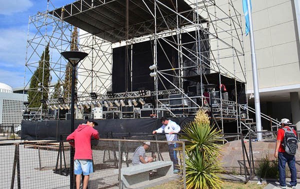 Todo listo. Una postal de los preparativos fuera de Legislatura con el montaje del escenario para hoy. 