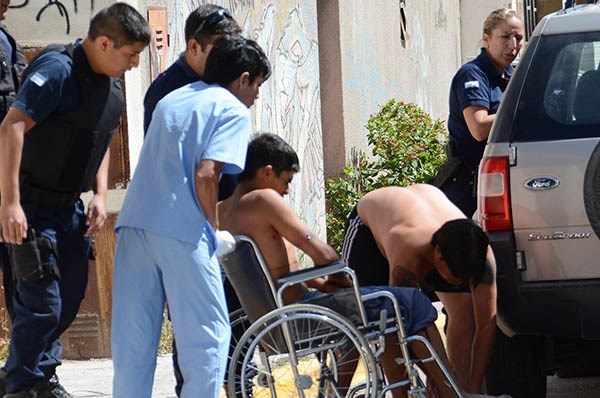 Momento en que la víctima del sangriento hecho arriba al Hospital Zonal Dr. Adolfo Margara.