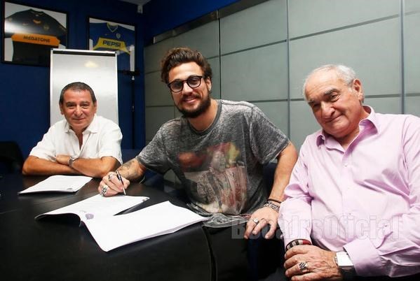 Osvaldo, acompañado por el secretario general, César Martucci, y el vicepresidente del departamento de fútbol José Requejo.