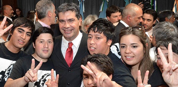 Militancia. Una postal de “Coqui” en la cordillera, posando con un grupo de jóvenes militantes que pudieron saludarlo bien cerca.
