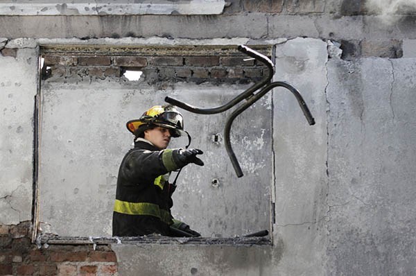 Destrucción. Una postal de lo poco que quedó de Barhaus tras el tremendo incendio en Trelew.
