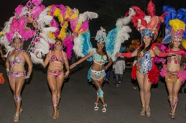 Del carnaval participan 13 comparsas de la zona y 12 carrozas de las diferentes comisiones locales.