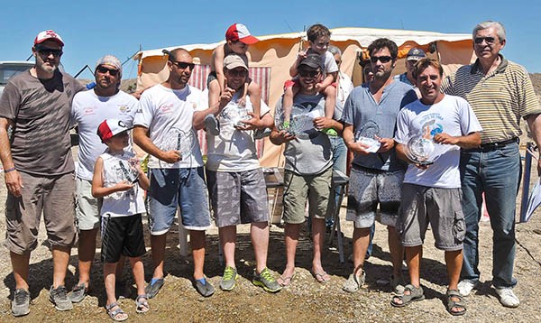 Los ganadores disfrutando el premio con sus familias. Fue una hermosa jornada de pesca en la costa madrynense con una gran participación.