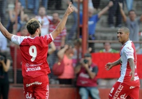 Franzoia (9) festeja el segundo. Argentinos  reapareció en primera con una victoria sobre Rafaela.