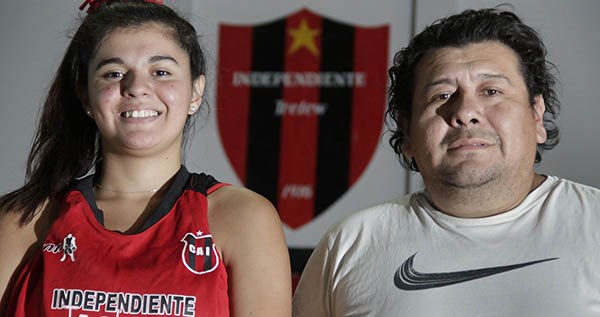 Sofía y Gustavo Cruz. Él no sólo es su padre: fue también su entrenador en el Club Independiente de Trelew.