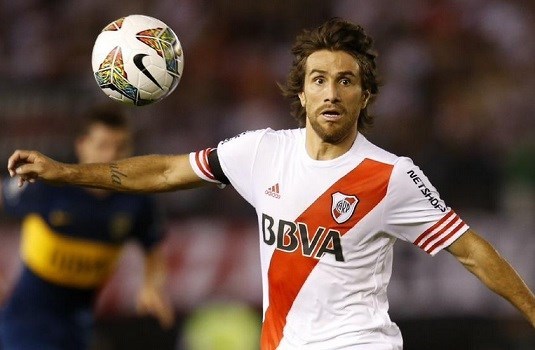 Ponzio por Lucho en la práctica de River. Al final entró Alario por Driussi. Alario viaja y tal vez juegue.