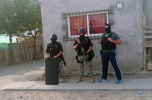 En la tarde de ayer, personal policial allanó viviendas en tres barrios de Trelew. Hubo incautaciones.