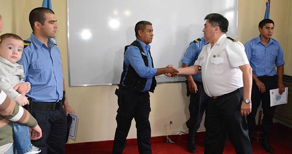 El jefe de Policía, Rubén Cifuentes, homenajeó a los cabos De Lima y al agente Ferré ayer en Comodoro.