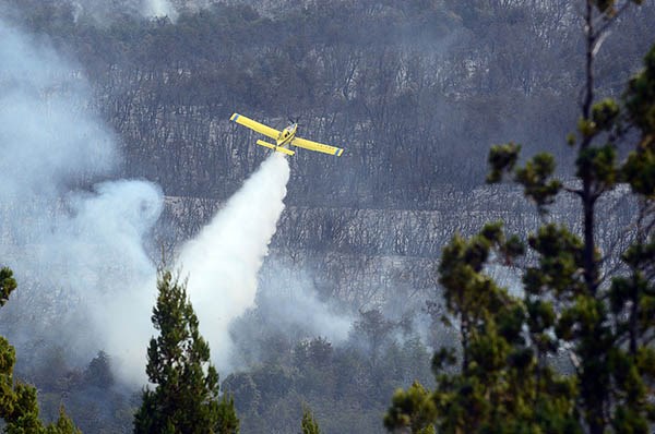 Los aviones hidrantes esta vez pudieron trabajar, en la búsqueda por detener el avance de las llamas.
