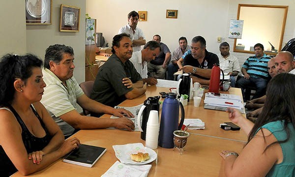 Las partes se sentaron a la mesa para acordar el aumento salarial.