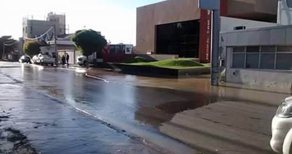 Caños rotos. Una rotura ayer en Rivadavia entre Saavedra y Alvear dejó sin agua al centro de Comodoro.