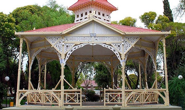 La tradicional Glorieta de la Plaza Independencia será testigo del acto que hermanará a Trelew con Caernarfon.
