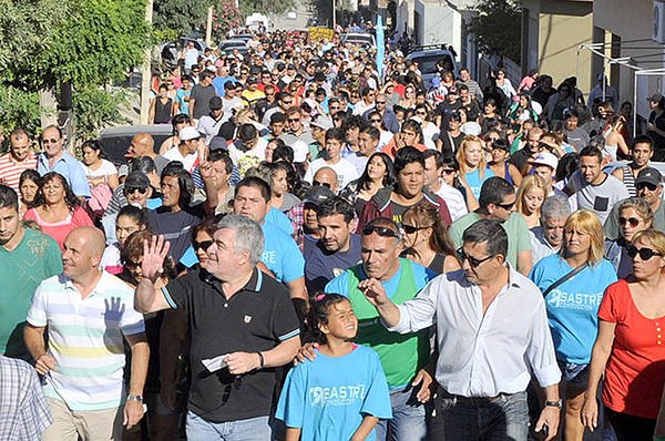 Mario Das Neves encabezó una caminata por los barrios El Porvenir, Bella Vista y Don Bosco de Madryn.