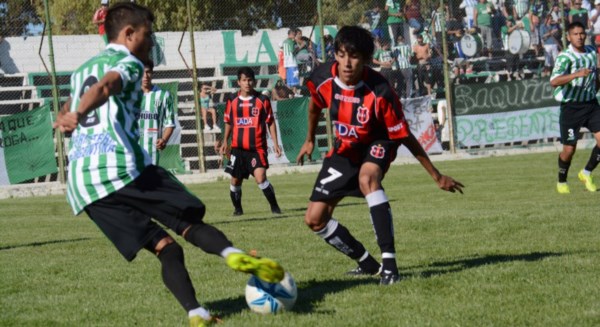 Darío Pellejero, quien convirtió el segundo gol, enfrenta a Agustín Carrizo. La diferencia entre Germinal e Independiente fue amplia.