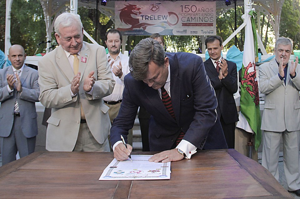 El Lord Dafydd Wigley y Pérez Catán firman el acta de hermanamiento entre Trelew y la ciudad de Lewis Jones.