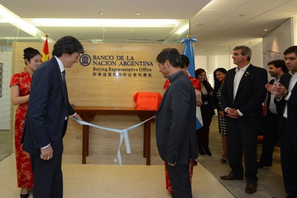 El ministro Kicillof y el presidente del Banco Nación, Juan Forlón, en el acto inaugural.