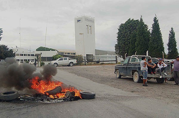 La protesta laboral. El reclamo de los trabajadores y del sindicato es por el despido de cuatro marineros.