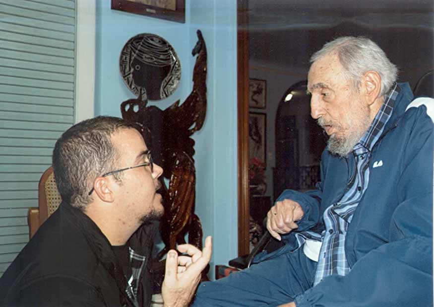 Fidel conversa con el presidente de la Federación Estudiantil Universitarios de La Habana, Randy Perdomo.