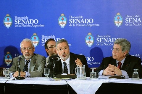 Expuso el ex titular de la Policía de Aeroportuaria, el diputado provincial Marcelo Saín, junto al representante del CELS, Horacio Verbitsky.