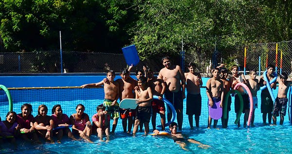 Niños entre 6 y 12 años disfrutan de diversas propuestas y actividades deportivas y recreativas .