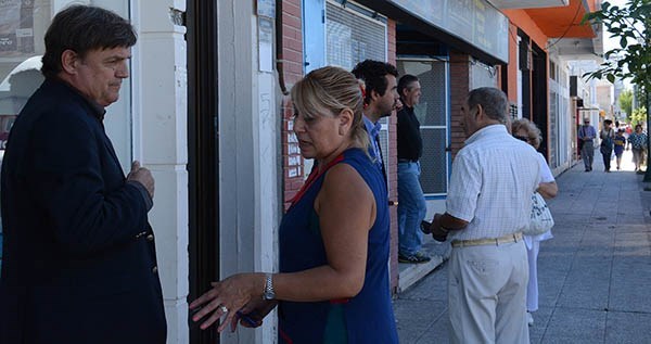 El intendente fue en persona para hablar con los comerciantes y los vecinos que resultaron perjudicados.