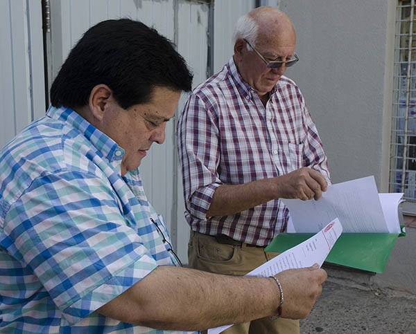 Chequeo. Una postal de los inspectores en pleno trabajo.