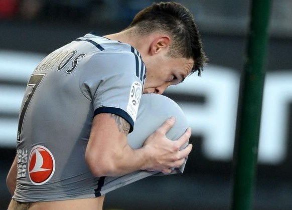 Ocampos se anticipó a los defensores en el primer palo, tras un córner, para su primer gol.