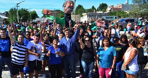 Apoyo. La militancia acompañó al intendente Pérez Catán en la recorrida por la zona oeste de la ciudad.