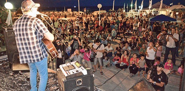 Leo García, el músico de rock, pop y música electrónica se presentó en la costa madrynense cerrando un evento multiartístico.