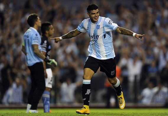 Gran primer tiempo de Racing, después se relajó demasiado. Bou, sigue facturando.