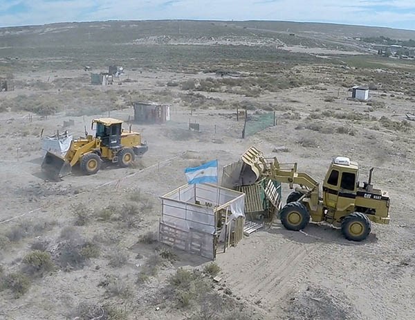 Abajo. Una postal del operativo para desalojar a los usurpadores.
