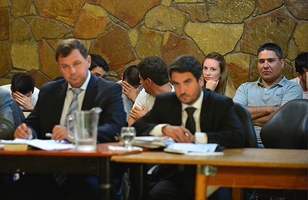 Ocultos. En primer plano, dos de los defensores; detrás, parte del grupo que es juzgado en la capital.