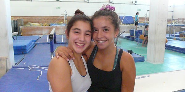 Ellas son las gimnastas trelewenses Cielo Lupi y Valentina Torres en las instalaciones del CeNaRD.