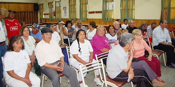 Participantes. Hombres y mujeres, todos listos para el turno de jugar a la tradicional competencia.