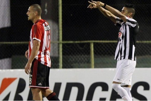 Trellez festeja el gol que le dio la victoria al elenco guaraní de local.