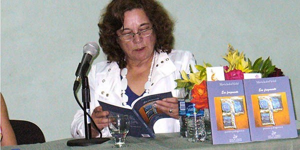 Angelina Covalschi nació en Sarmiento, vive en Rada Tilly y es profesora en Lengua y Literatura.