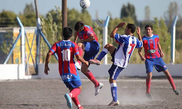 Patricio Gargini, con la “7” de Los Aromos, alza las manos. El futbolista convirtió uno de los dos goles de su equipo ayer.