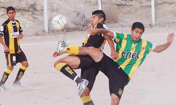 Deportivo Madryn no tuvo piedad en su debut. El equipo de Galeano convirtió cuatro goles por tiempo ayer en el Walter Casado.