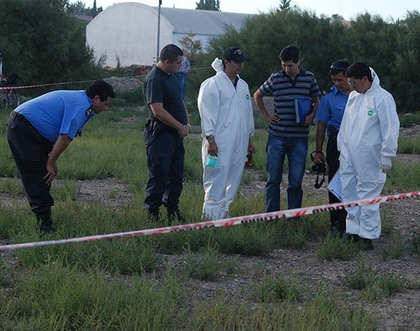En el lugar donde lo hallaron hubo una intensa pesquisa de especialistas de la Brigada de Investigaciones.