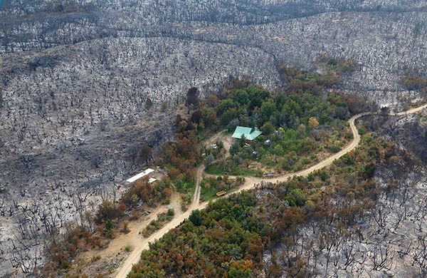 Mucho fuego, y mucha suerte. Se quemó todo en el contorno, pero las llamas no alcanzaron la propiedad.