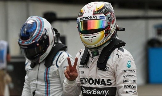 Hamilton logra la pole en Australia con dominio absoluto de Mercedes.