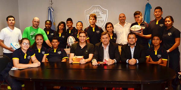 La delegación de deportistas colombianos visitó al intendente Pérez Catán e intercambiaron obsequios.