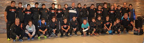 La delegación de Bigornia tras su llegada de Europa en el aeropuerto “Almirante Zar” de Trelew. Viajaron 34 personas: 24 jugadores y 10 integrantes del cuerpo técnico.