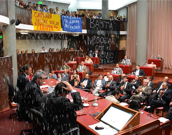 Papelitos. El ministro terminó su discurso y una lluvia de papel picado rompió la solemnidad del recinto.