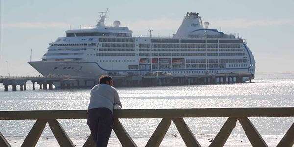 El Seven Seas Mariner arribó con 600 turistas a bordo.